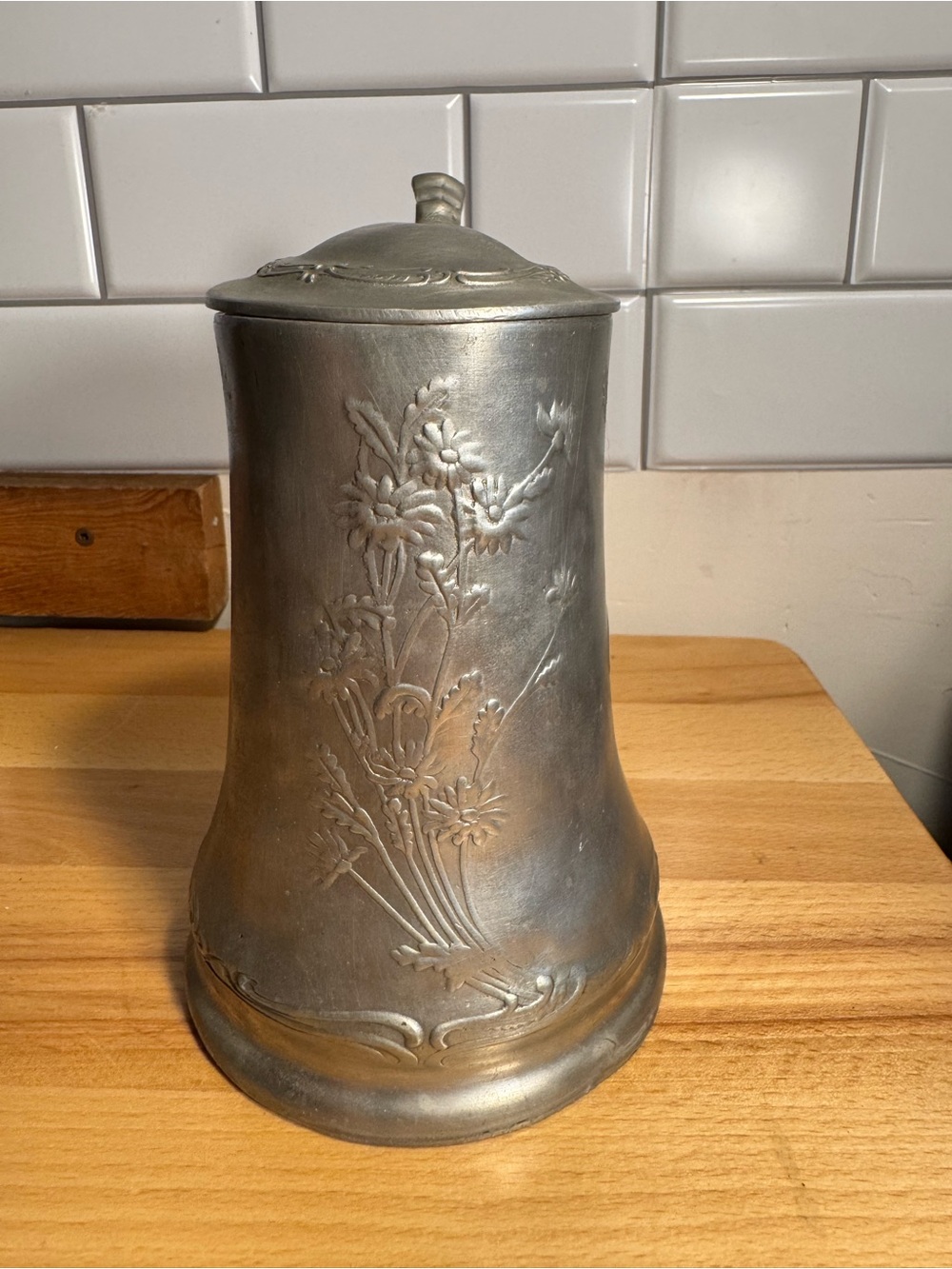 Vintage-Style Pewter Floral Metal Beer Mug with Lid